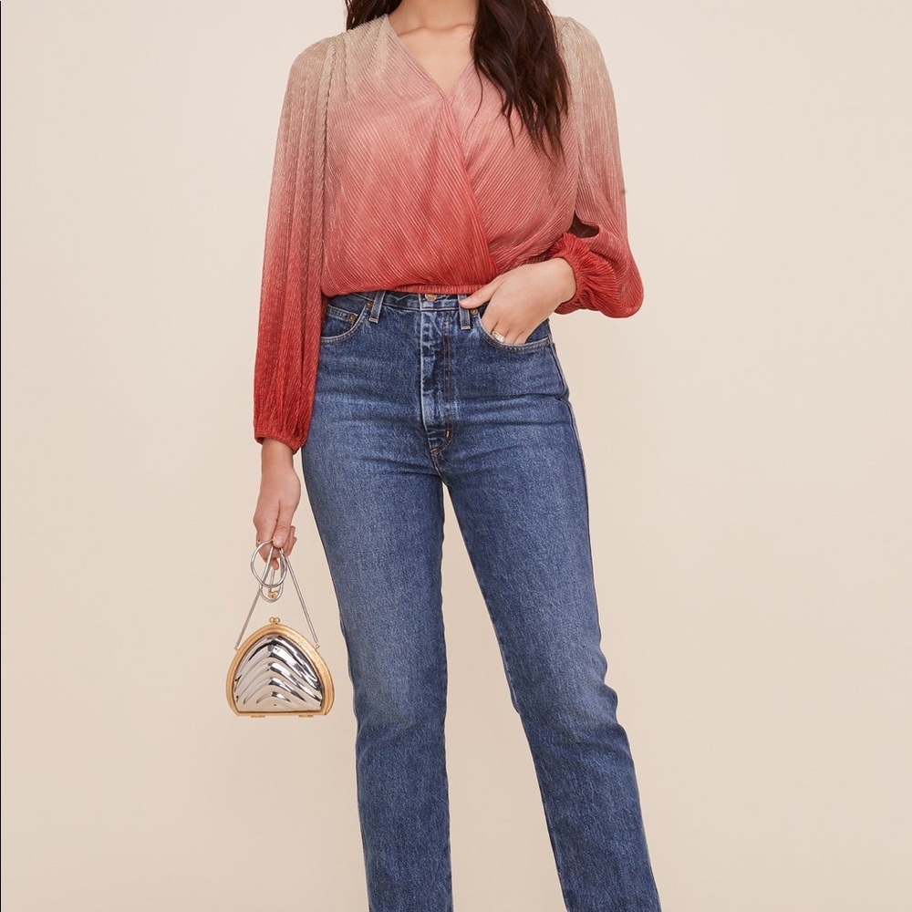 ASTR the Label OMBRE PLEATED SURPLICE TOP